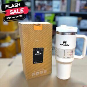 The Stanley Quencher H2.0 FlowState™ Tumbler – 40 oz is a large-capacity, insula